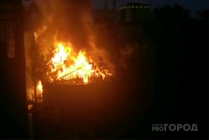 Ночью в центре Кирова горел дом: спасателям пришлось эвакуировать жильцов