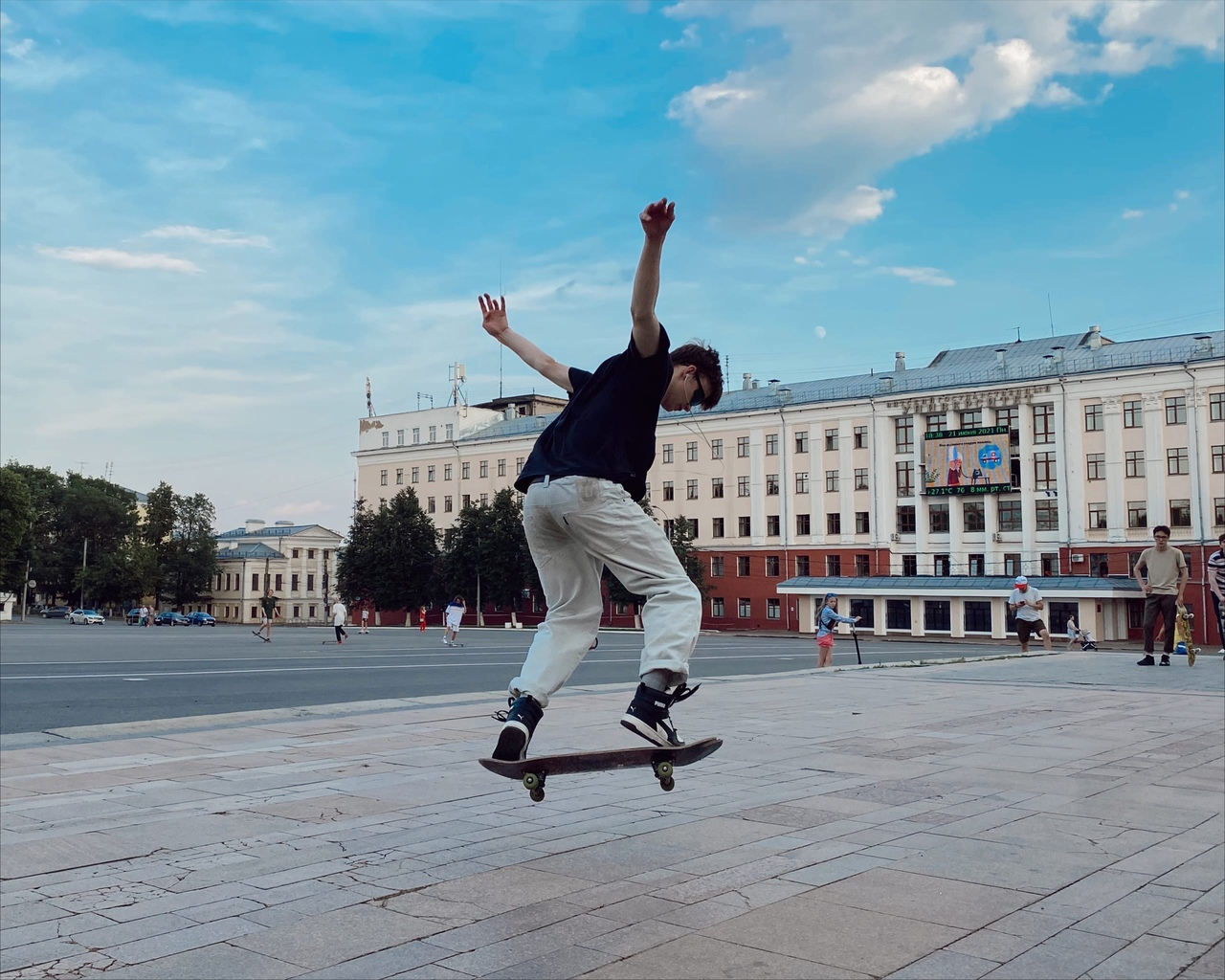 Прыжки с лестниц и денежные призы: в Кирове прошел праздник скейтбординга