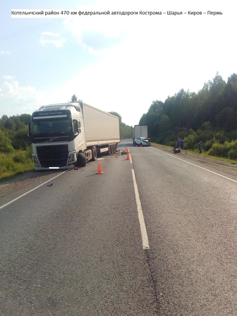 В Кировской области иномарка столкнулась с грузовиком: два человека в больнице