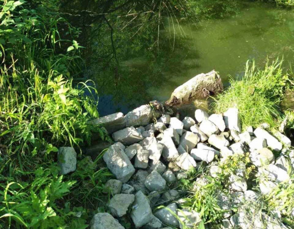 В Кирове завалили кирпичами русло реки Чахловицы: зафиксирован подъем воды