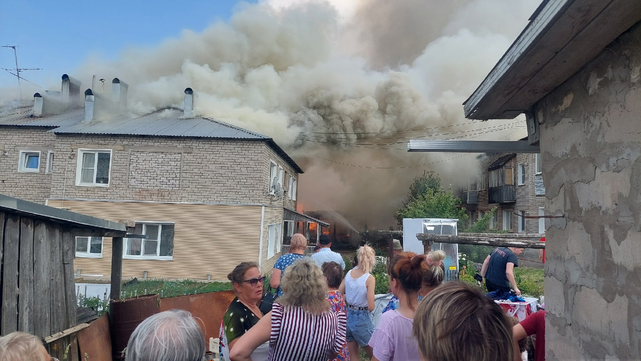 Огонь с хозпостроек перекинулся на жилые дома: в Нолинске произошел крупный пожар