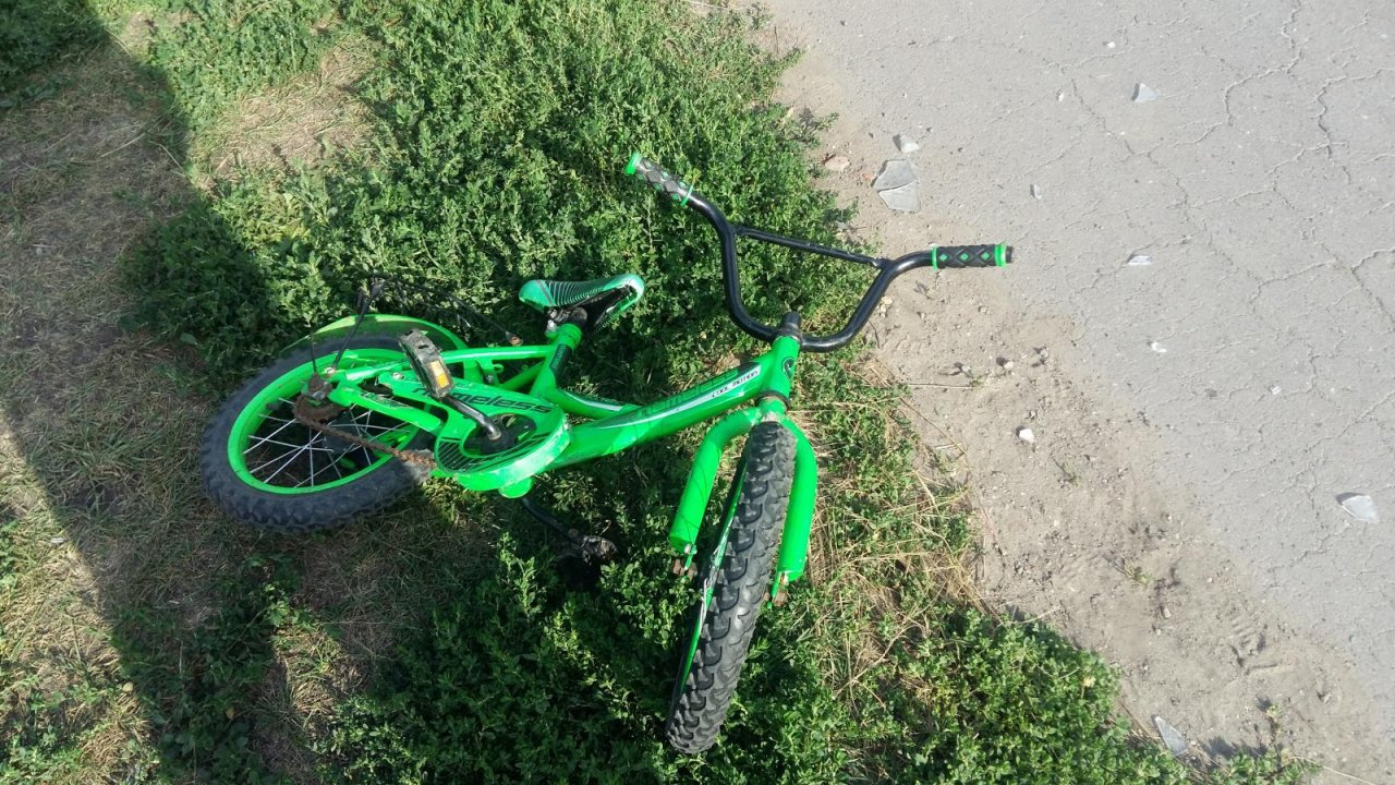 В Кировской области 4-летний мальчик на велосипеде попал под колеса «Лады»