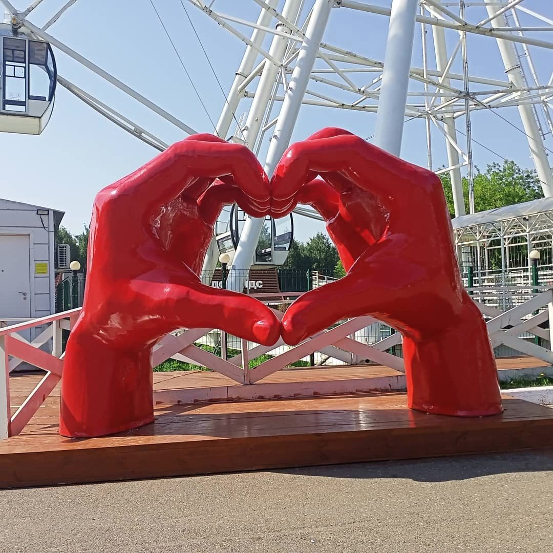 В Кирове новый арт-объект «красные руки любят тебя» вызвал неоднозначную реакцию жителей