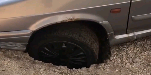 В Кирове автомобиль провалился в яму с кипятком