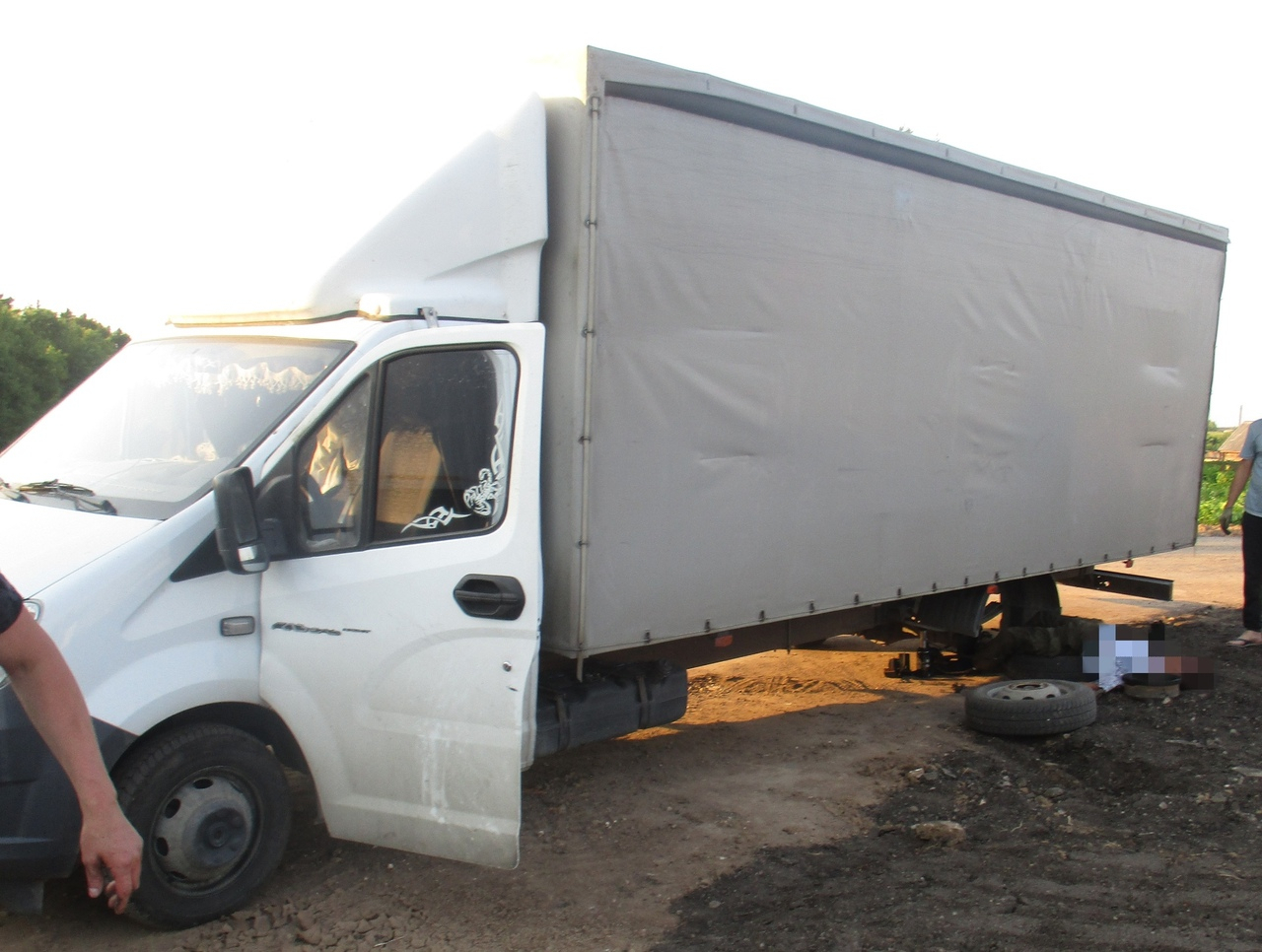 На трассе в Кировской области водителя зажало грузовиком