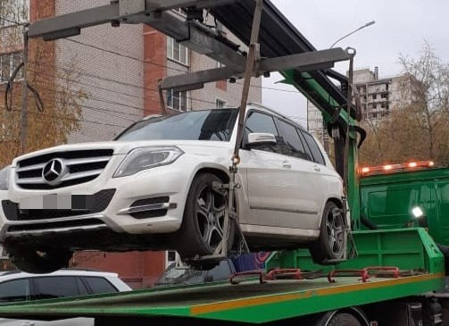 В Кирове осудили женщину, которая на машине наехала на судебных приставов