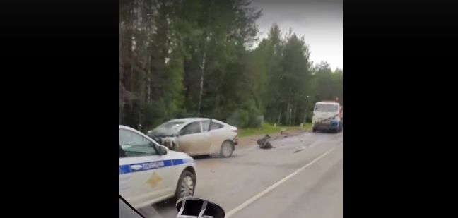 Столкновение иномарки и грузовика создало километровую пробку на трассе Кировской области
