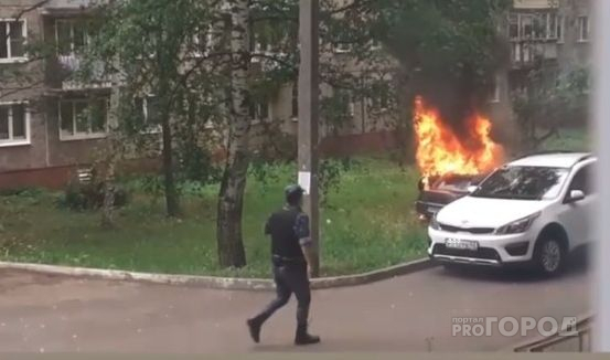 В Кирове на придомовой территории загорелся автомобиль