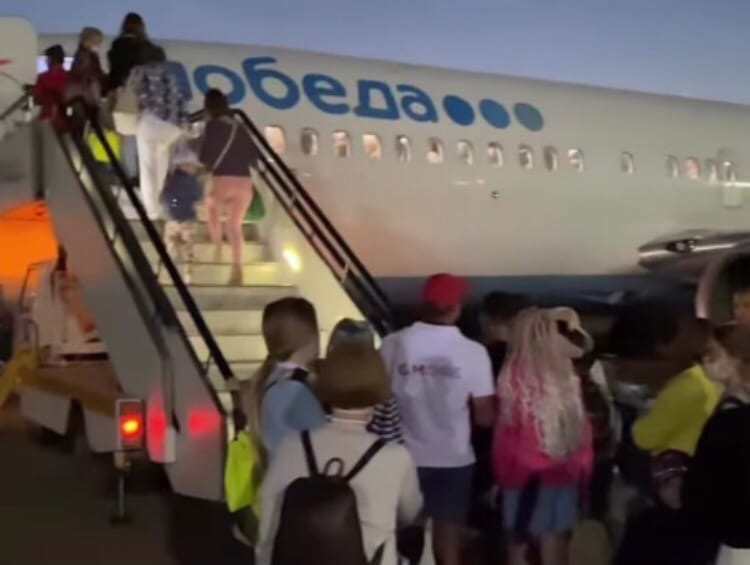 «Ждали больше трех часов»: известна причина задержки самолета Киров – Сочи
