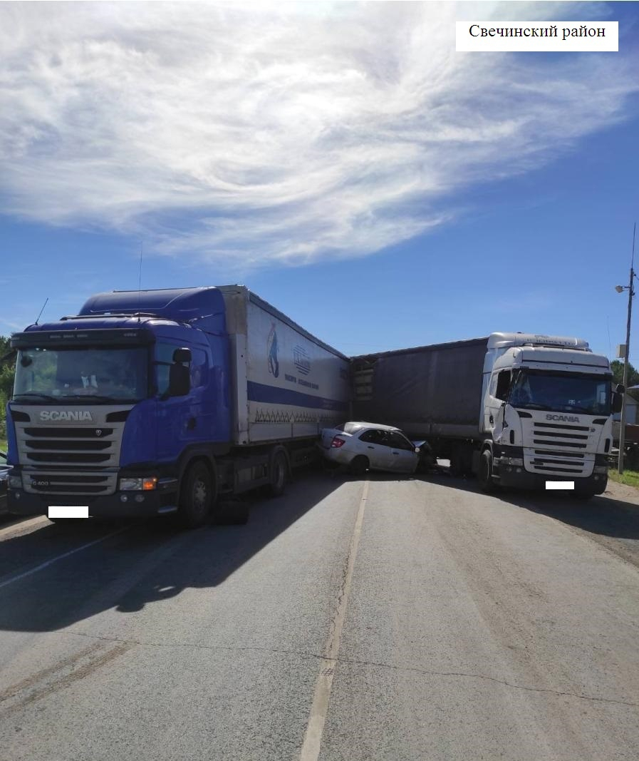 На трассе в Кировской области две Scania зажали «Ладу»: есть пострадавшие