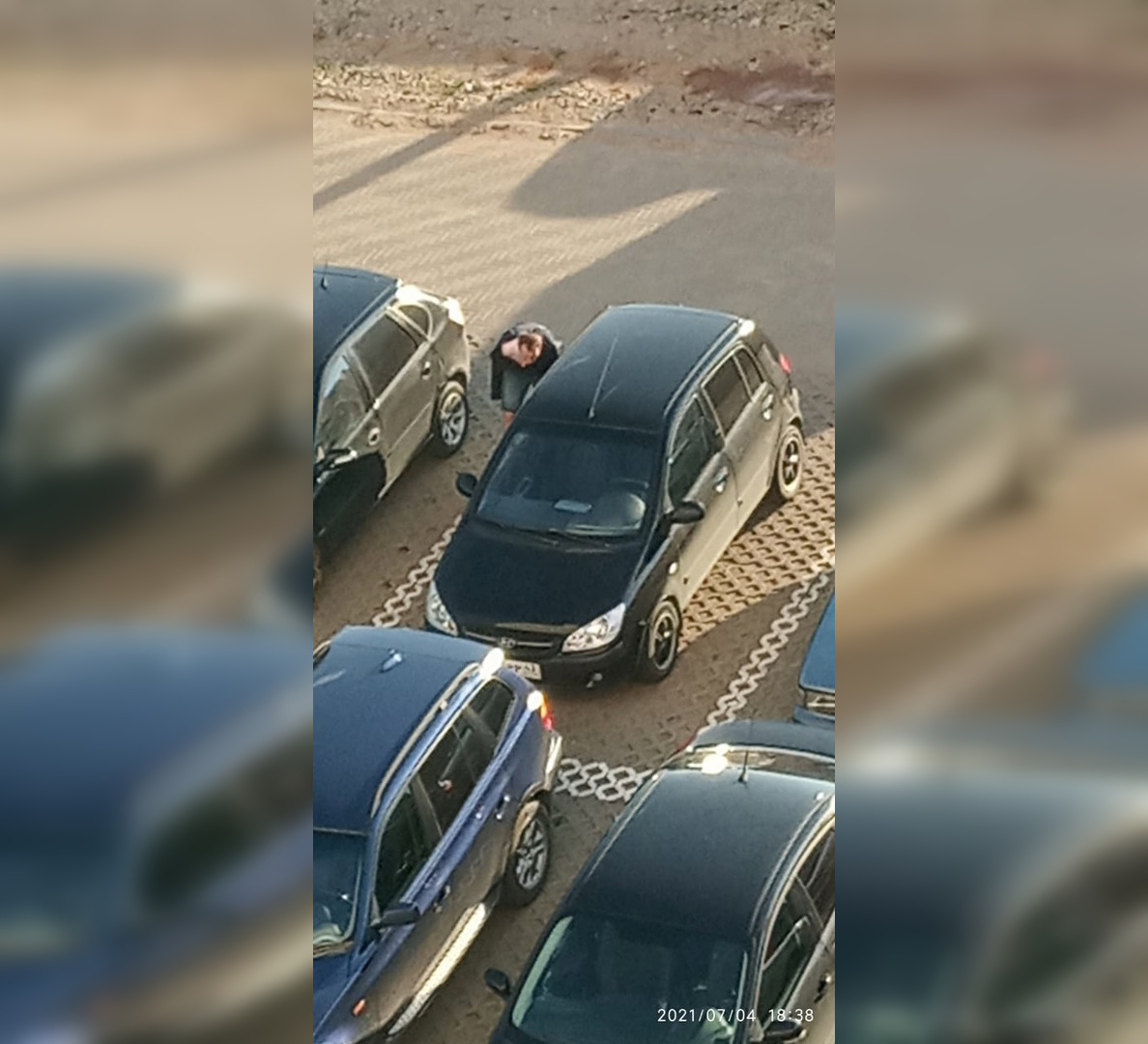 В Кирове на стоянке мужчина проколол шины и разбил фару машины