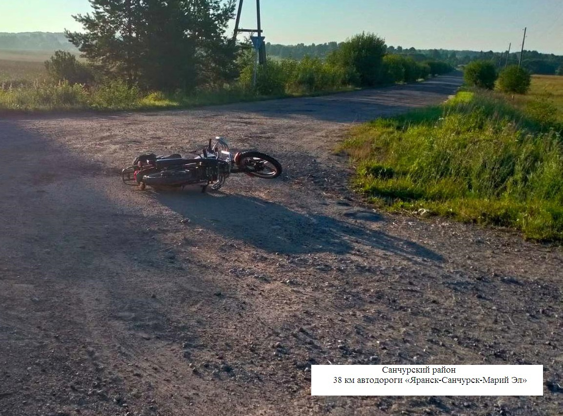 На трассе в Кировской области мужчина разбился на мопеде