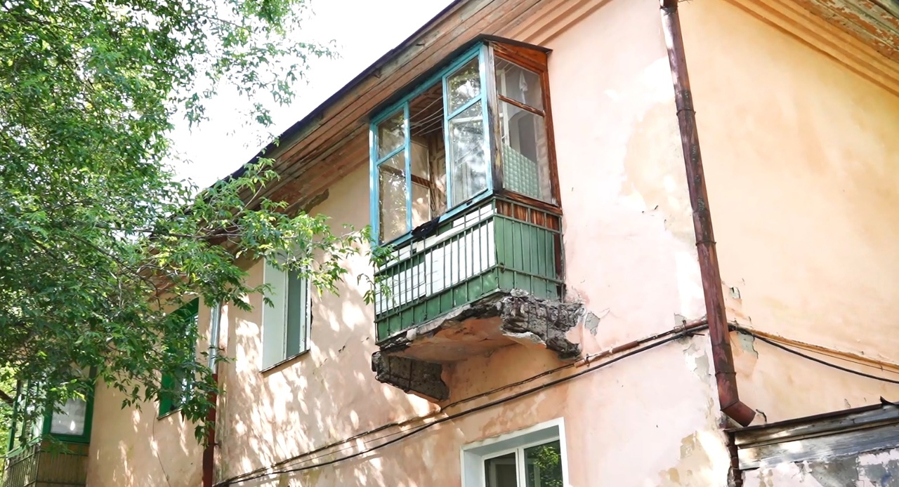 «‎Мой балкон может убить прохожих»: кировчанин о состоянии дома в центре города
