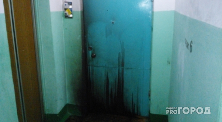 В Вахрушах женщина подожгла входную дверь подруги и сбежала