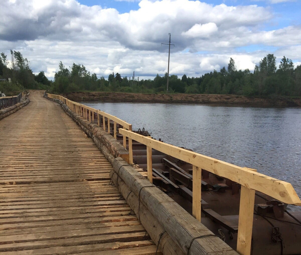В Кировской области мужчина на машине съехал в реку и погиб
