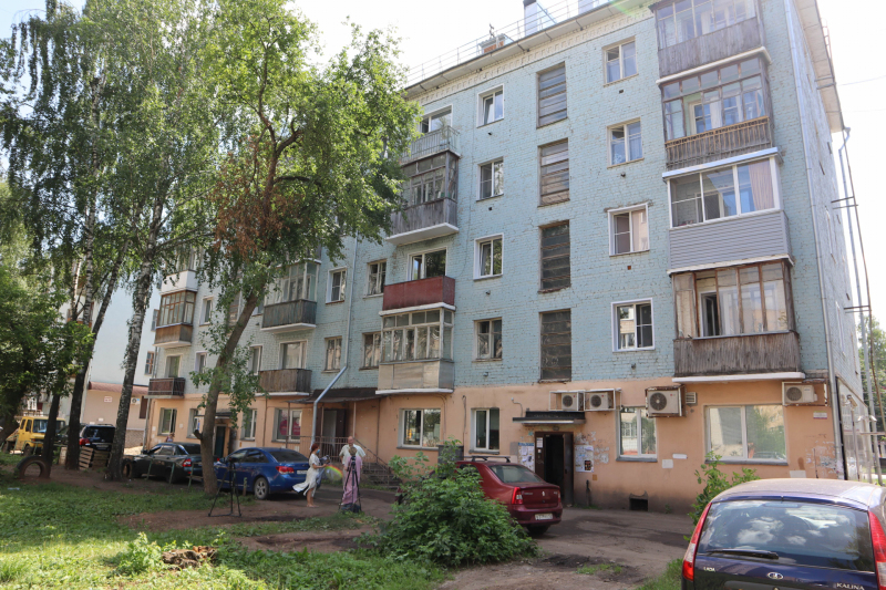 Дом на улице Воровского в Кирове заполонили черви, тараканы и мухи