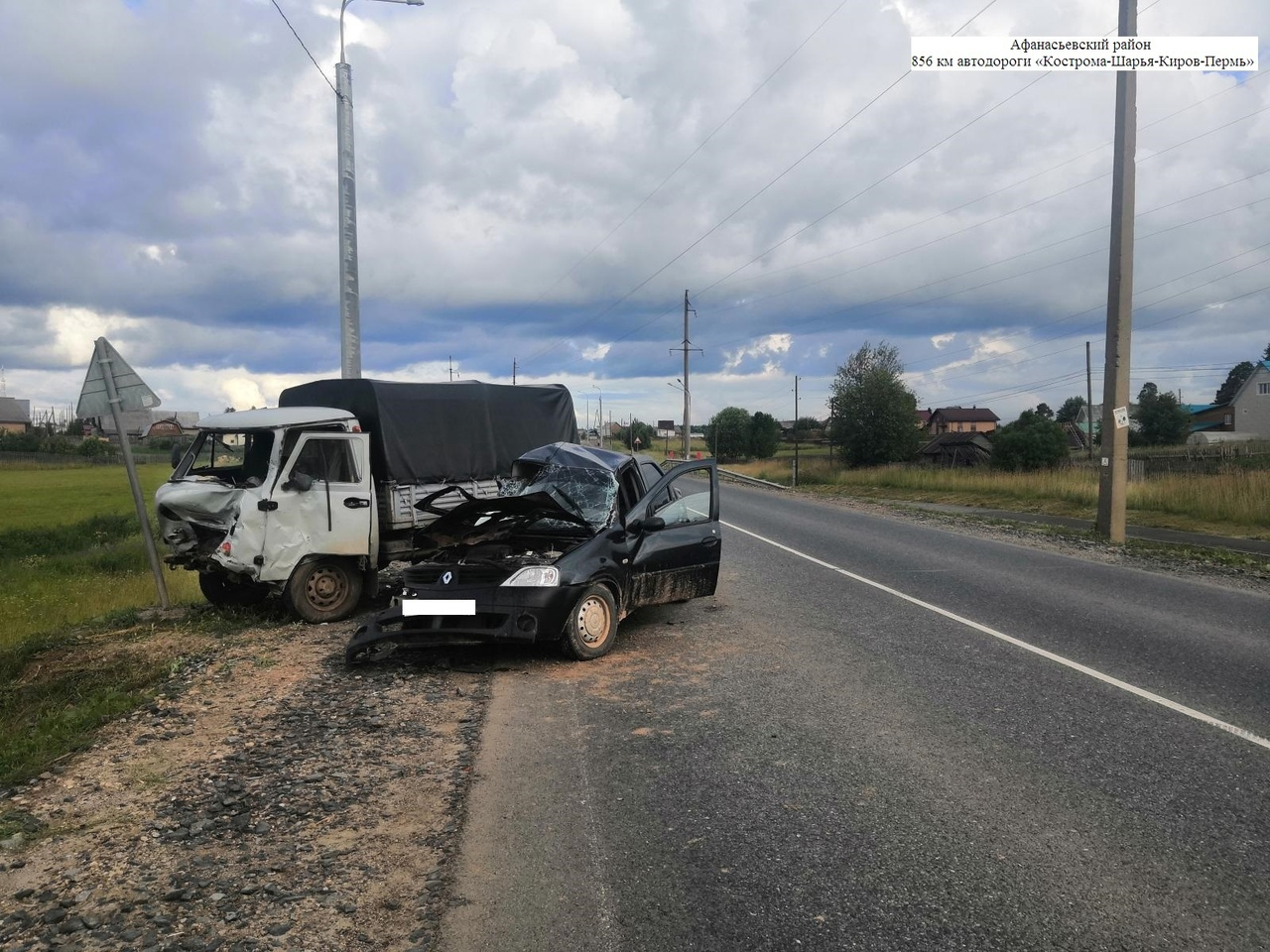 На трассе в Кировской области произошло смертельное столкновение иномарки и УАЗа
