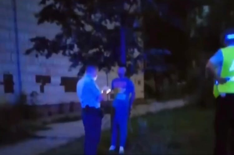 Пристегнули наручниками к дереву: в Кирове ДПС задержали пьяного за рулем