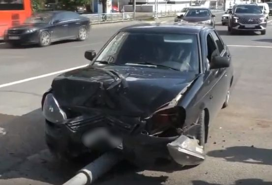 В центре Кирова легковой автомобиль сбил светофор