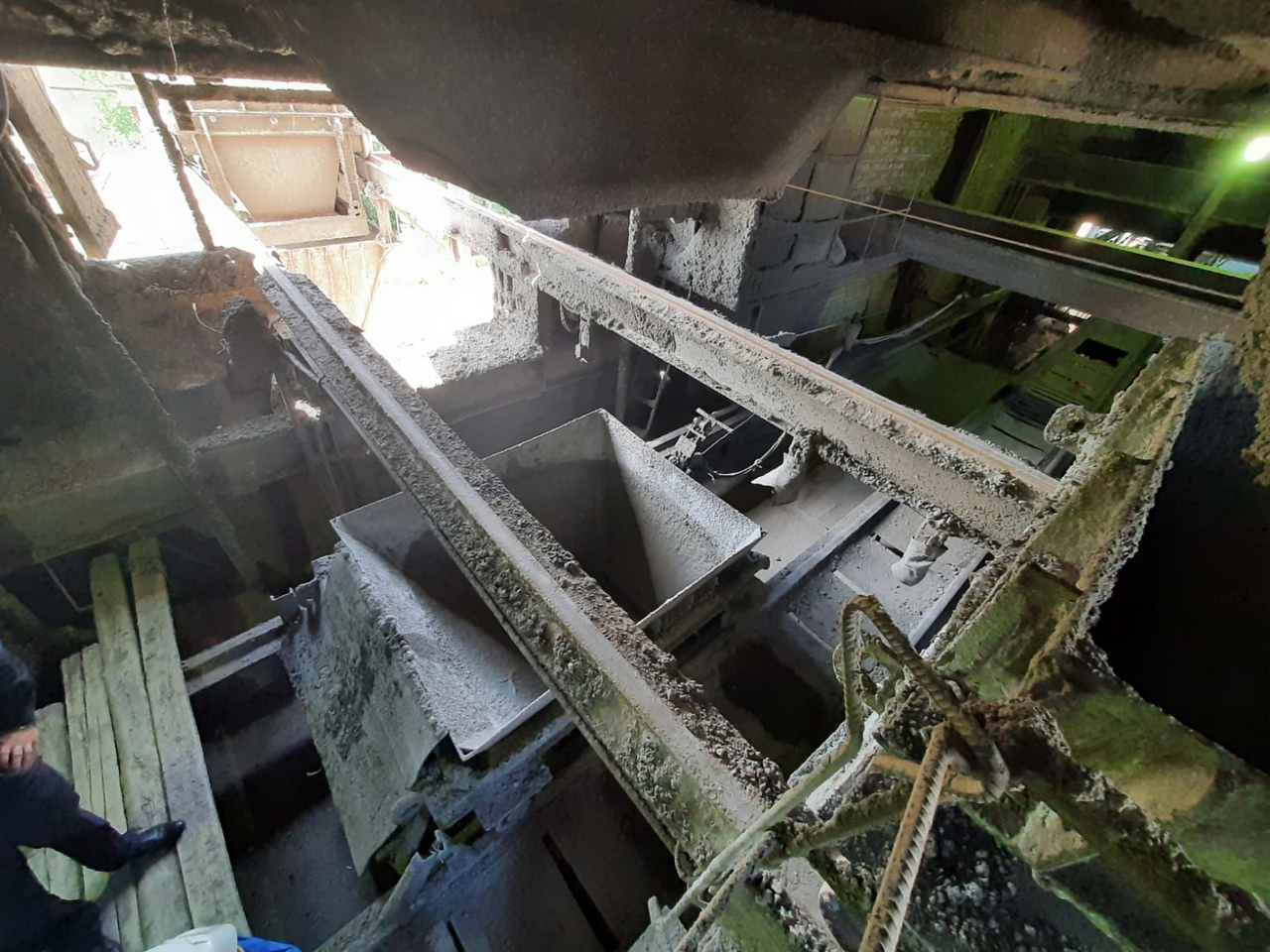 На кировском заводе рабочий без каски упал с 5-метровой высоты