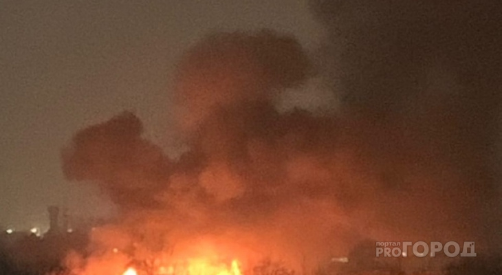 Ночью в центре Кирова рядом с жилыми домами вспыхнули деревянные сараи