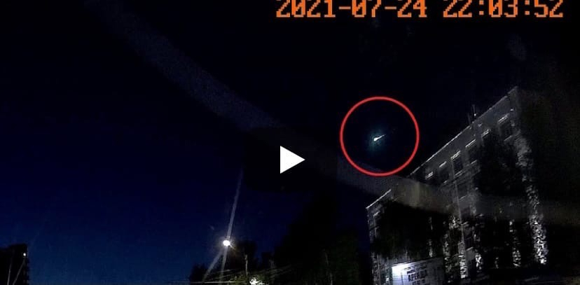 Жители Кировской области заметили в небе пролетающий метеор