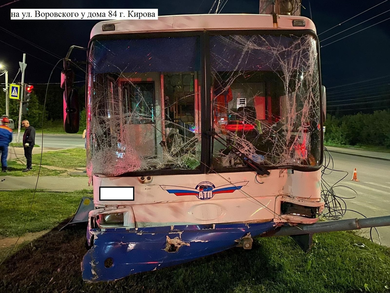 В Кирове троллейбус после столкновения с иномаркой врезался в дорожные знаки