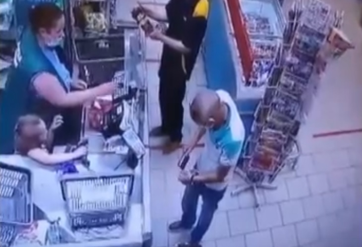 В Кирове полиция разыскивает мужчину, похитившего телефон в магазине