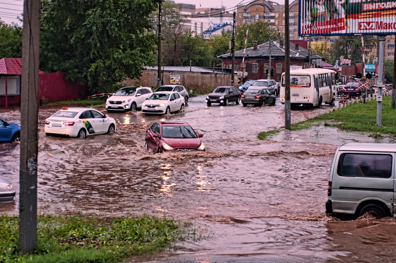 Что обсуждают в Кирове: затопленные улицы и прохождение смерчевого облака