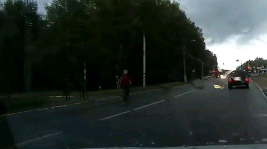 В Кирове мальчик бросился под колеса машины ради видео