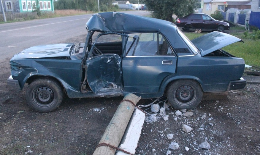 Пьяный бесправник за рулем ВАЗа наехал на опору ЛЭП в Кировской области