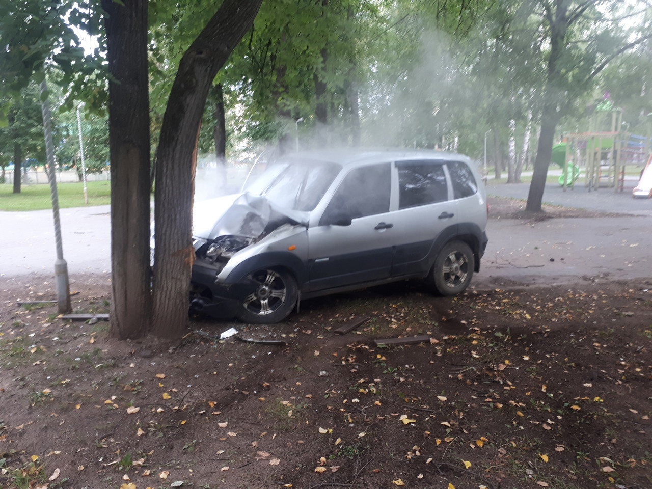 Очевидцы: в Кирове около ДК «Родина» машина наехала на дерево