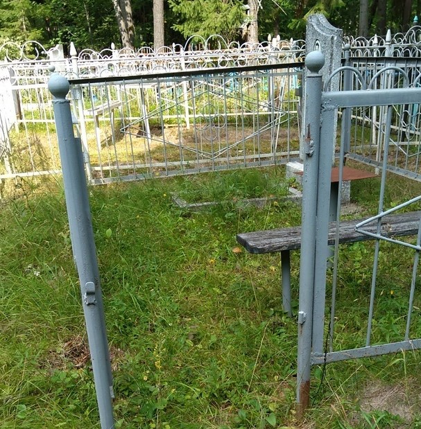 Соцсети: с Филейского кладбища пропадают двери оград