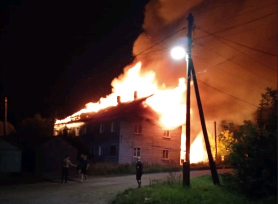 «Люди выбегали из огня»: в Кировской области сгорел двухэтажный дом