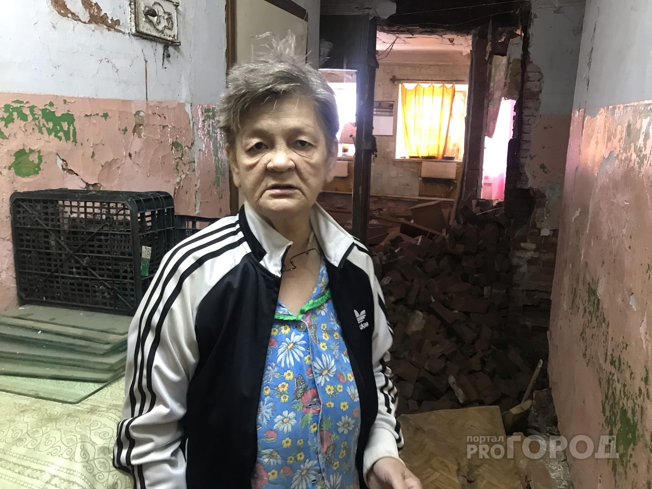 В Кирове в жилом доме обрушилась стена: жильцам приходится ходить через окно