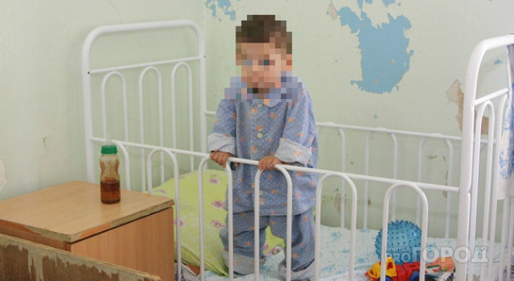 В Кировской области приставы забрали детей у матери, которая вела асоциальный образ жизни