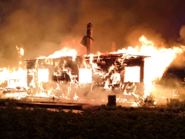 Появилось видео страшного пожара в доме в Даровском районе
