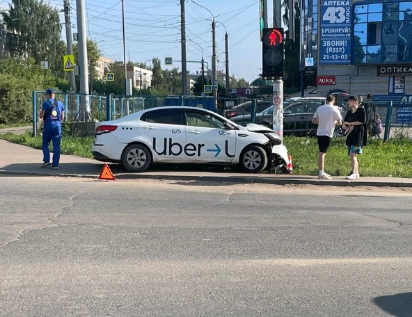 Фото дня: на проспекте Строителей водитель такси въехал в опору ЛЭП