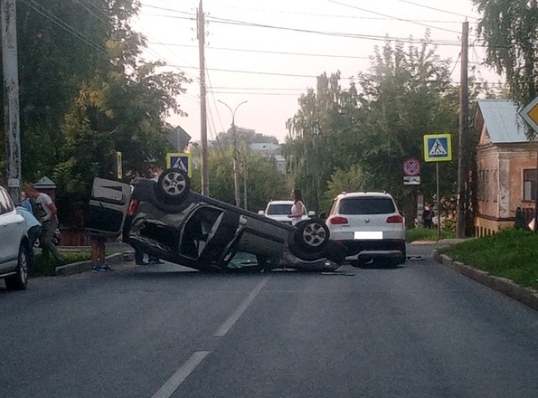 Фото дня: в Кирове на Урицкого в массовой аварии перевернулась машина