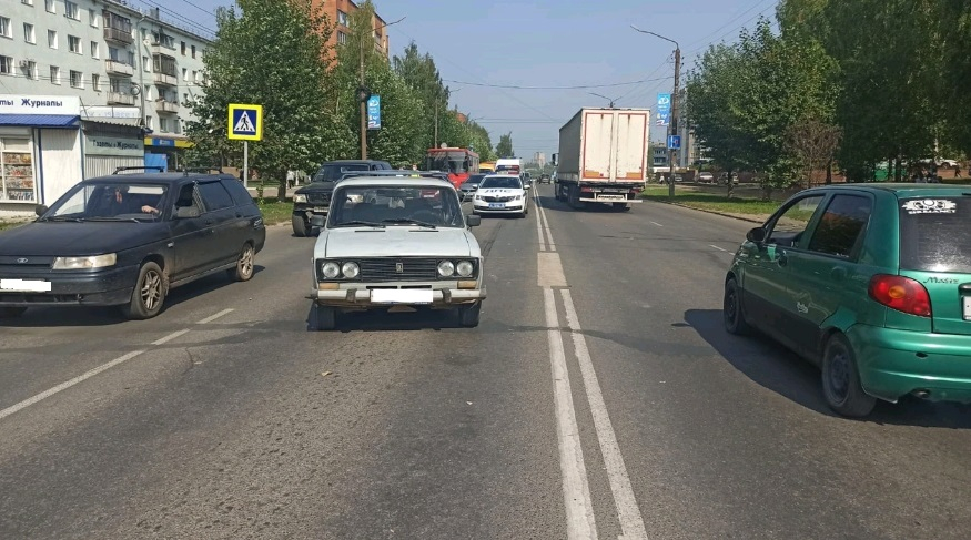 Днем в Кирове на пешеходном переходе двое детей попали под колеса ВАЗа