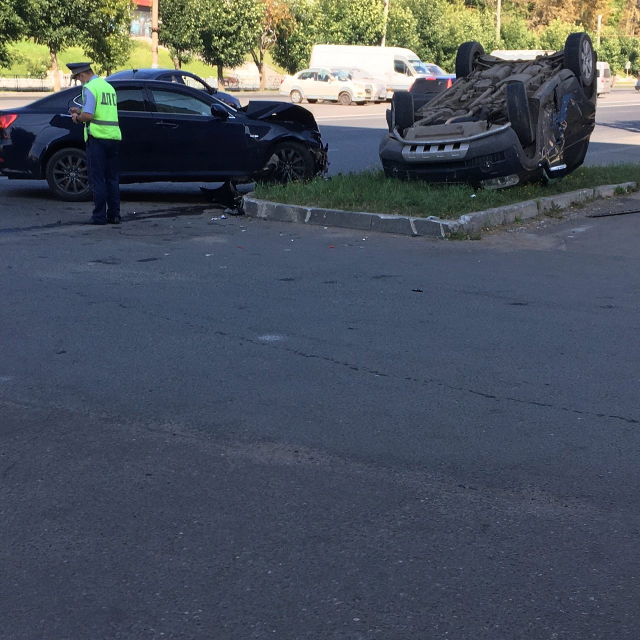В Кирове в аварии на проспекте перевернулась иномарка: видео