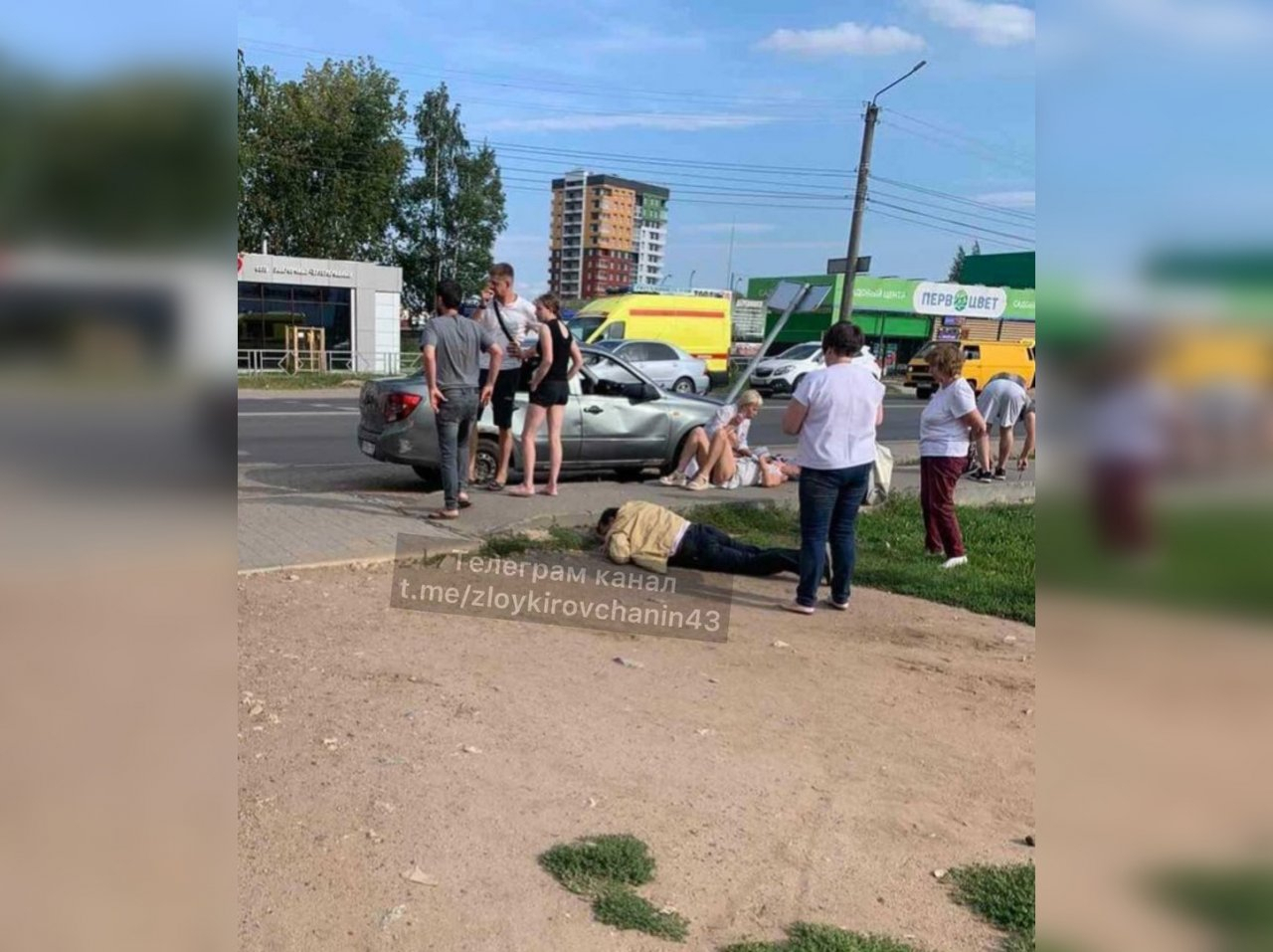 В Кирове «Лада Гранта» сбила трех пешеходов: на месте работает реанимация