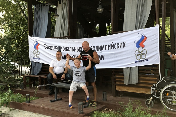 Новый мировой рекорд: юный спортсмен из Кировской области поднял штангу более 800 раз