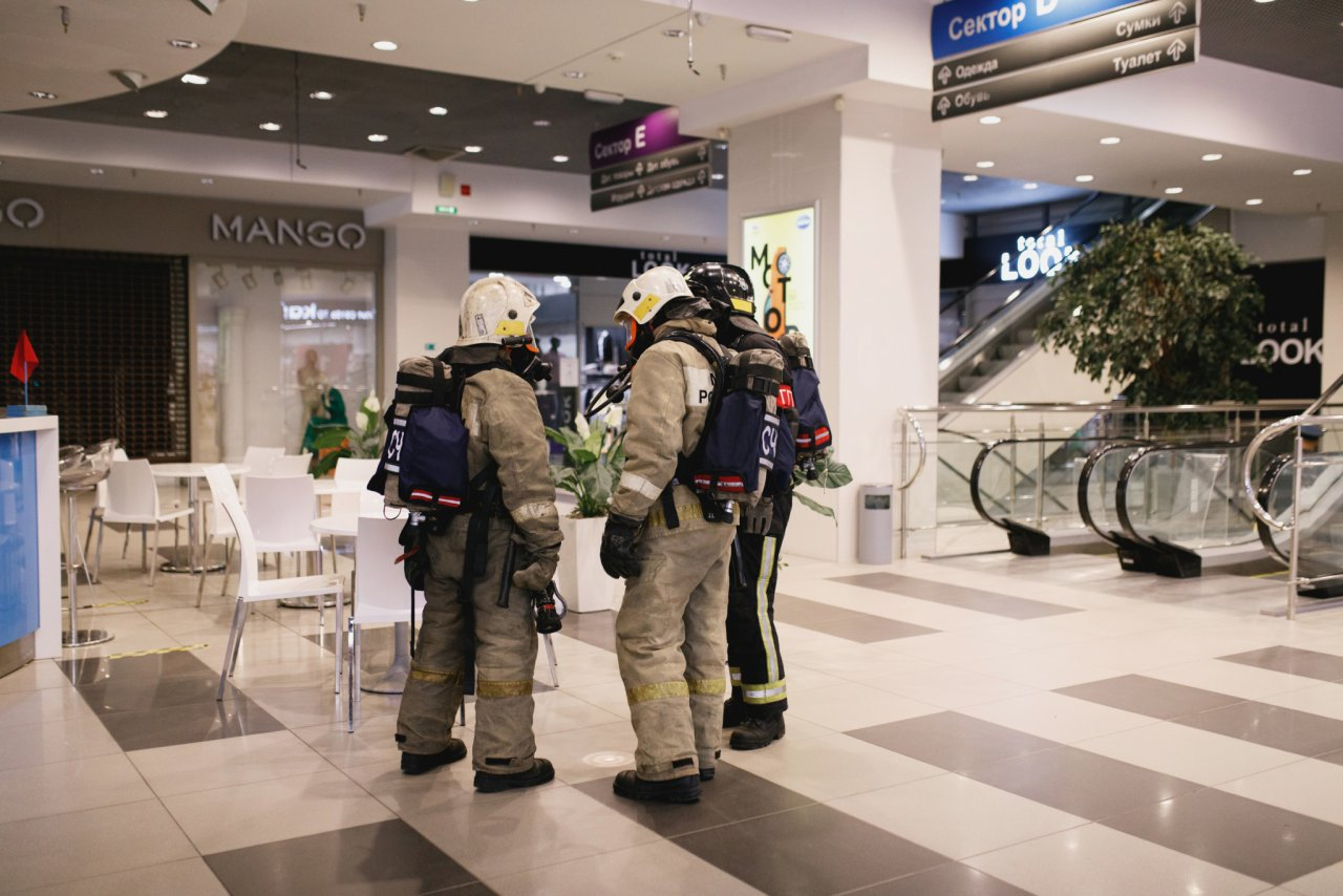 Спасатели ликвидировали «пожар» в торговом центре Кирова