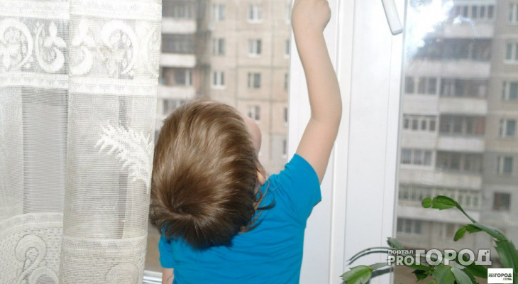 В Слободском из окна выпал двухлетний мальчик