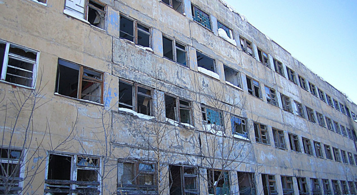 В Кирове с 4 этажа бывшего здания КВАТУ упал ребенок