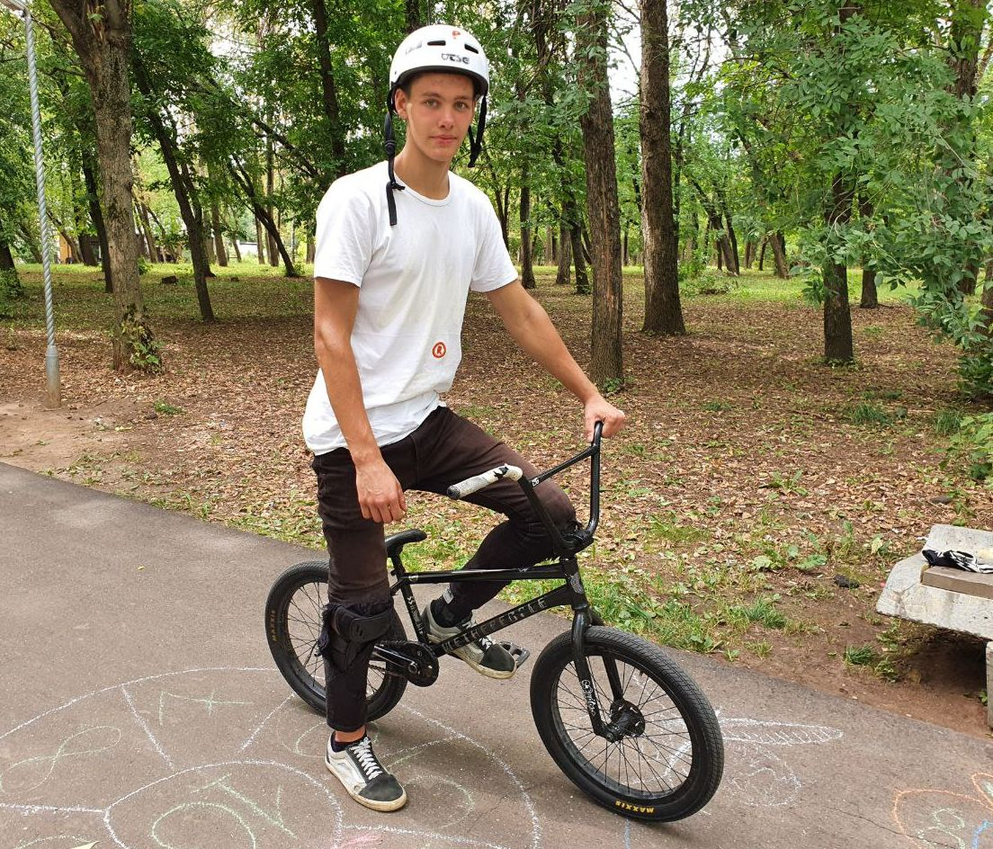 «Приходится терпеть боль, но велосипед – это то, чем я живу!»: BMX-райдер Александр Деньгин про спорт