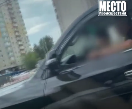 В Кирове на оживленной дороге водитель «Лексуса» прокатил ребенка за рулем