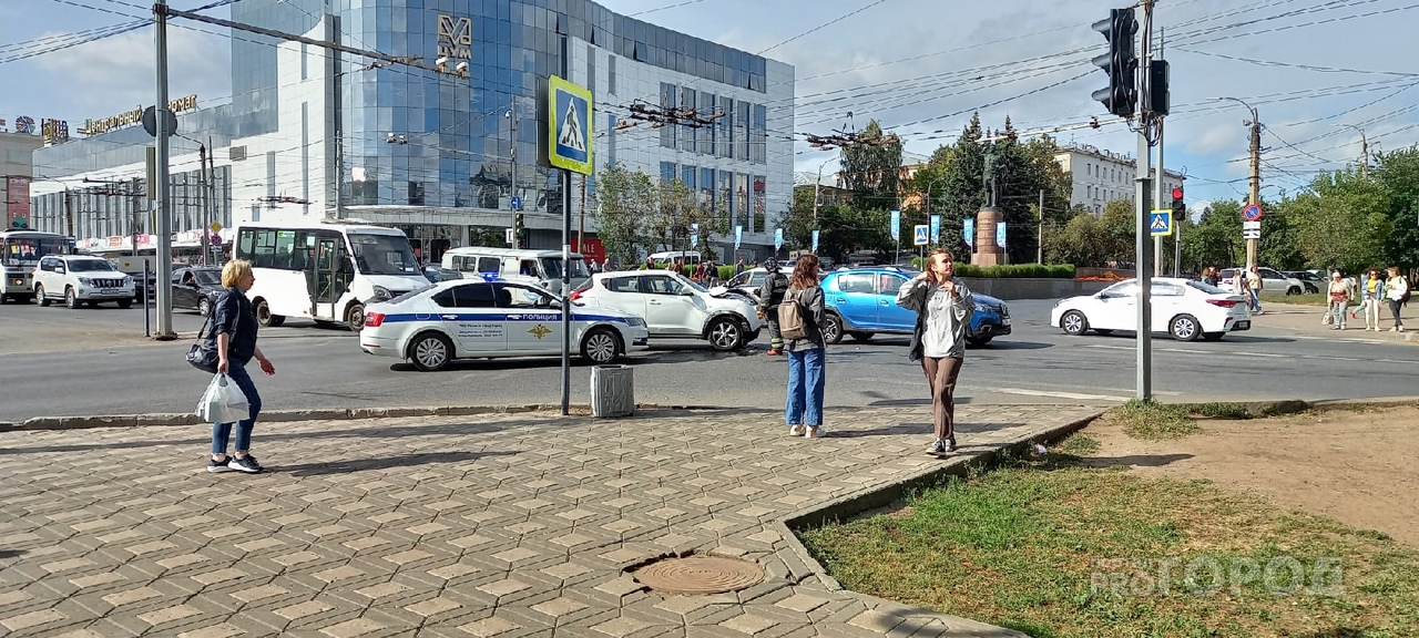 В центре Кирова у ЦУМа произошли две аварии