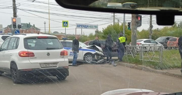 Утром в Кирове произошла авария с машиной ДПС: образовался затор